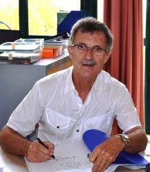 Alain Colombaud signe son ouvrage.