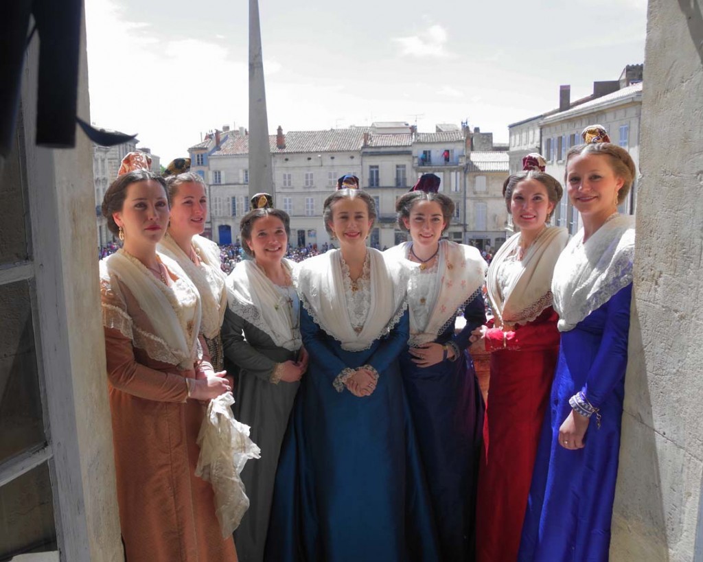 Après la proclamation, au balcon de la mairie d'Arles