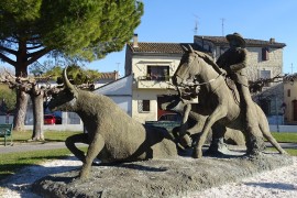 Statue de Fanfonne Guillierme sur son cheval Prince, accompagnée des bioù d'Or : Segren et Galapian