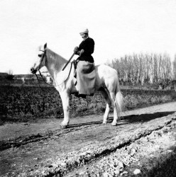 Mlle Fanfonne arme le fusil - 2 janvier 1916 (Col. Robert Faure)