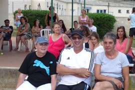 Le public sous la terrasse ombragée