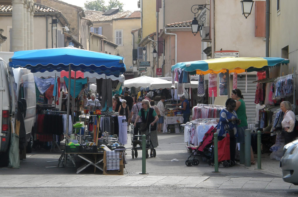 You are currently viewing Le marché de Vauvert poursuit son développement et son embellissement cet été