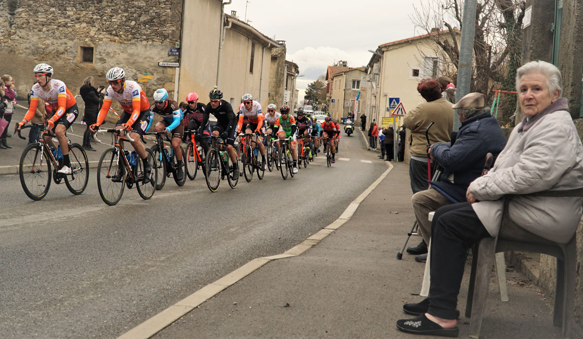 You are currently viewing Beauvoisin : passage de la course cycliste « Etoile de Bességes »