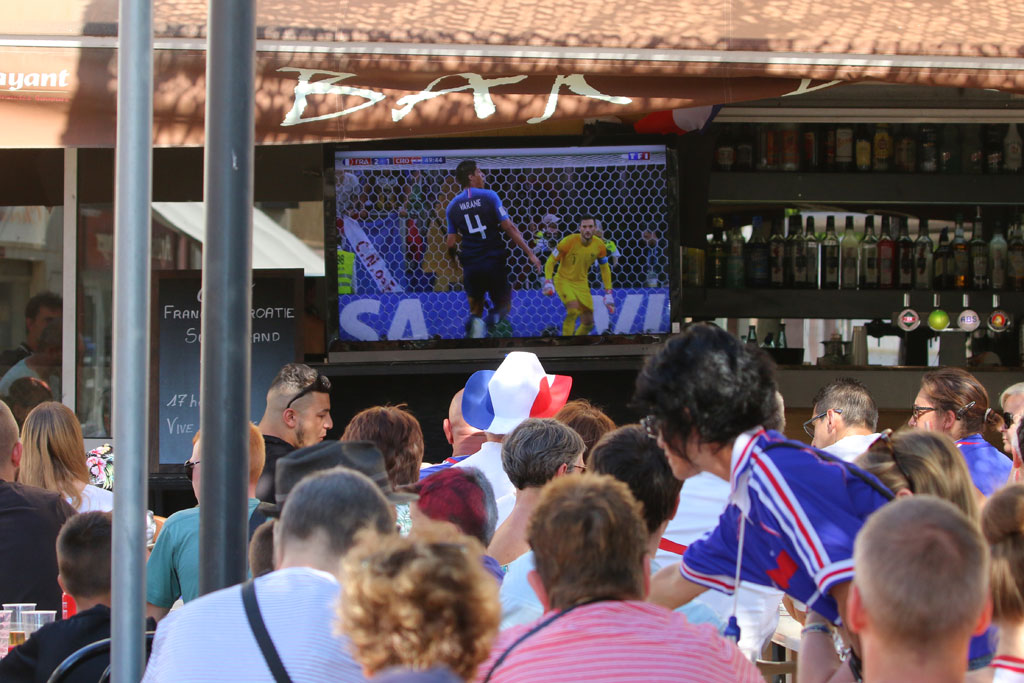Lire la suite à propos de l’article Vauvert : Les supporters de l’équipe de France ont envahi les terrasses des cafés.