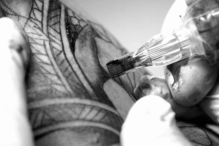 Lire la suite à propos de l’article Coup d’œil sur l’Artiste Tatoueur de Guéco Tattoo à Vauvert