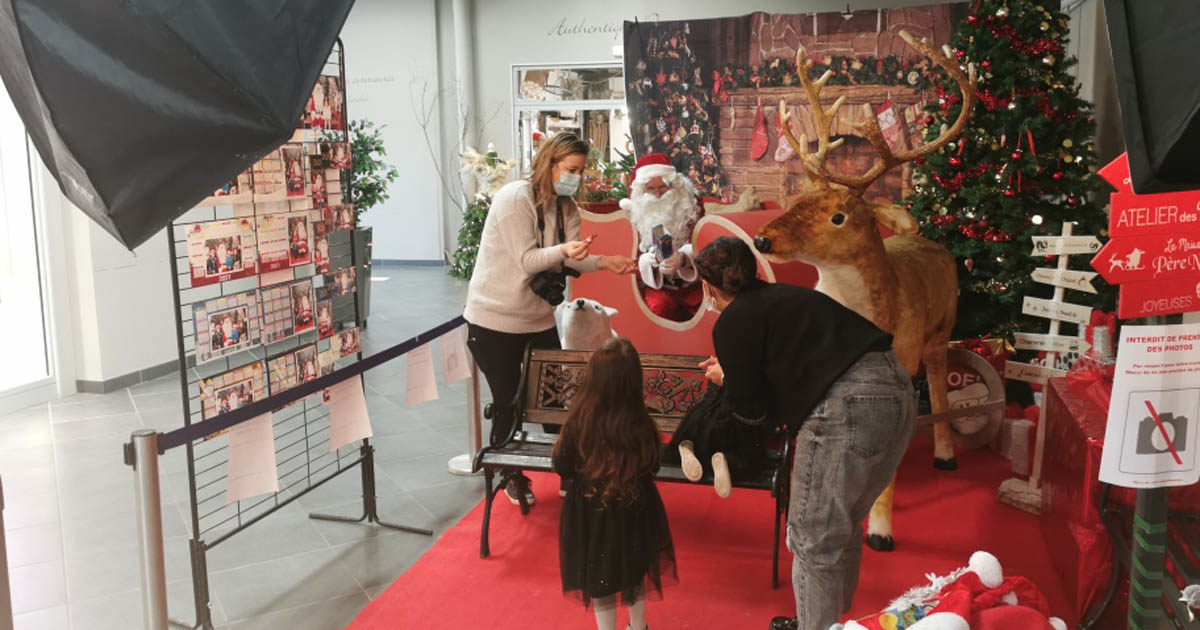 You are currently viewing Le père Noël attend les enfants dans la galerie d’Intermarché
