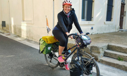 L’Europe à vélo pour défier le cancer du sein. Alexandra fait une halte à Vauvert.