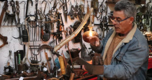 Au village des brocanteurs de Vauvert, plusieurs siècles d’histoire de l’art populaire sont présentés par Hervé Almuneau