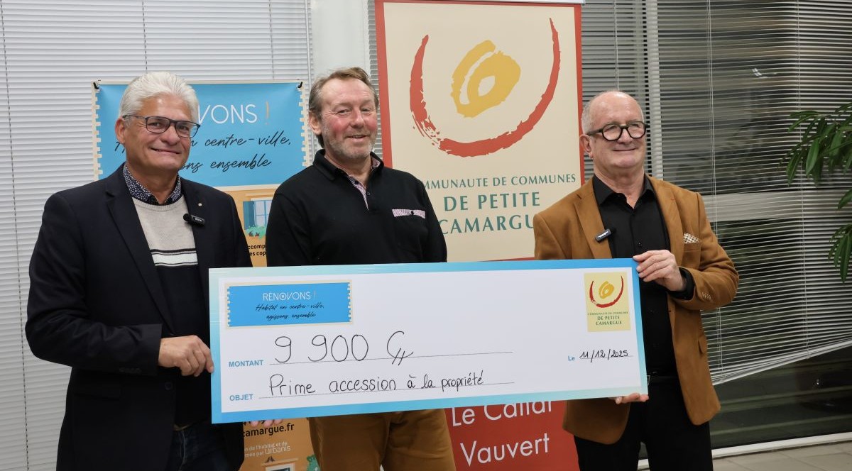 Lire la suite à propos de l’article Remise de chèque Prime Accession:   : un coup de pouce à la rénovation des centres anciens