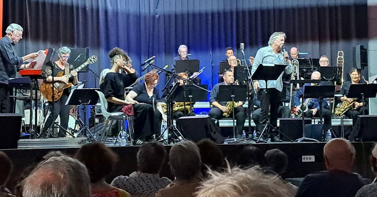 You are currently viewing Le Big Band Camargue enflamme la Salle Bizet : un concert qui confirme l’attachement des Vauverdois au jazz