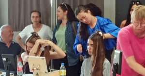 La Reine d&rsquo;Arles et ses demoiselles d&rsquo;honneur animent l&rsquo;atelier coiffure de Pantai de Camargo