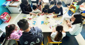 Moment d’échange et de partage entre petits et grands élèves autour du best-seller anglais « Dear Zoo »