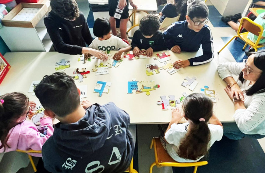 Moment d’échange et de partage entre petits et grands élèves autour du best-seller anglais « Dear Zoo »