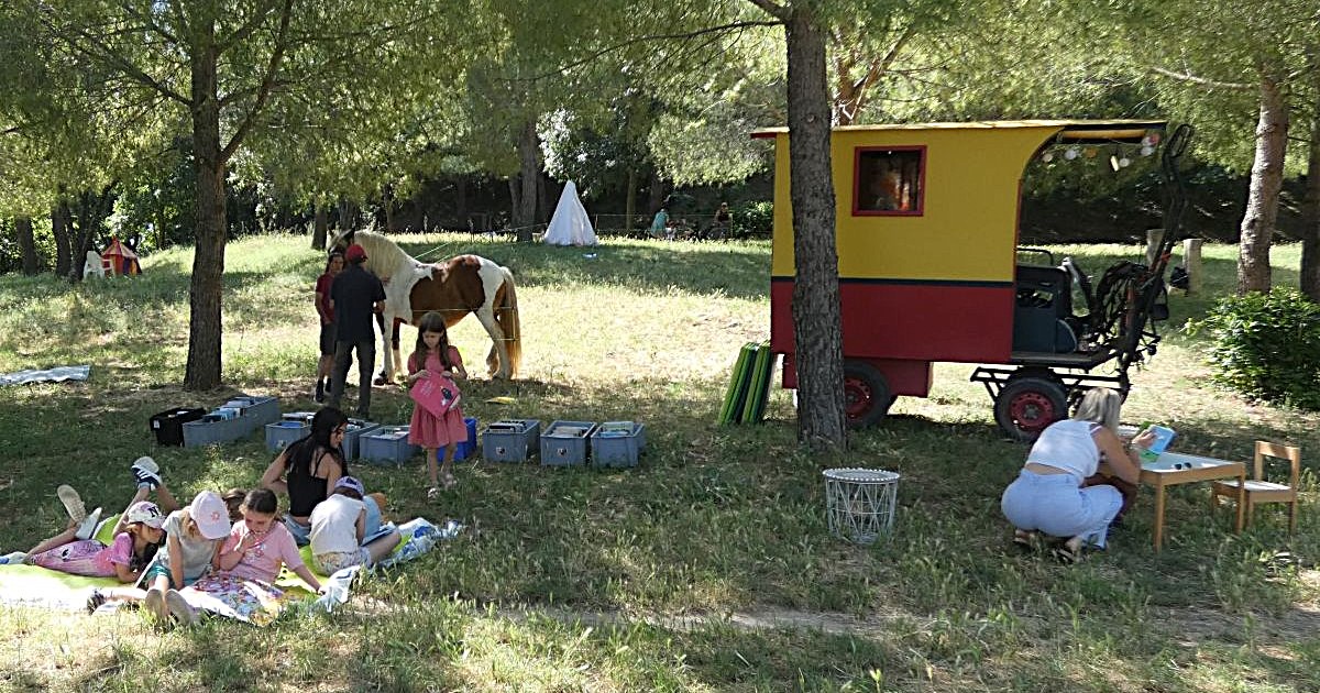 You are currently viewing Un vent de lecture souffle sur Beauvoisin avec la roulotte « Lire au Jardin »