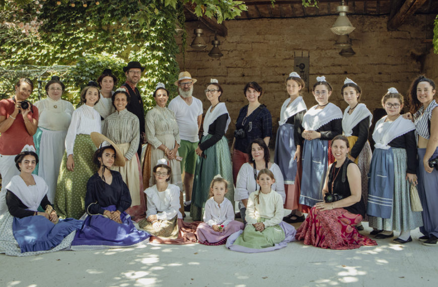 Sous le soleil de Gallician, le costume d’Arles prend la pose