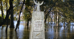 Inondations au Cailar  : En souvenir des gardians amateurs,  Marcel Ferraud et Gérard Rouquairol qui ont perdu tragiquement la vie le 27 octobre 1977